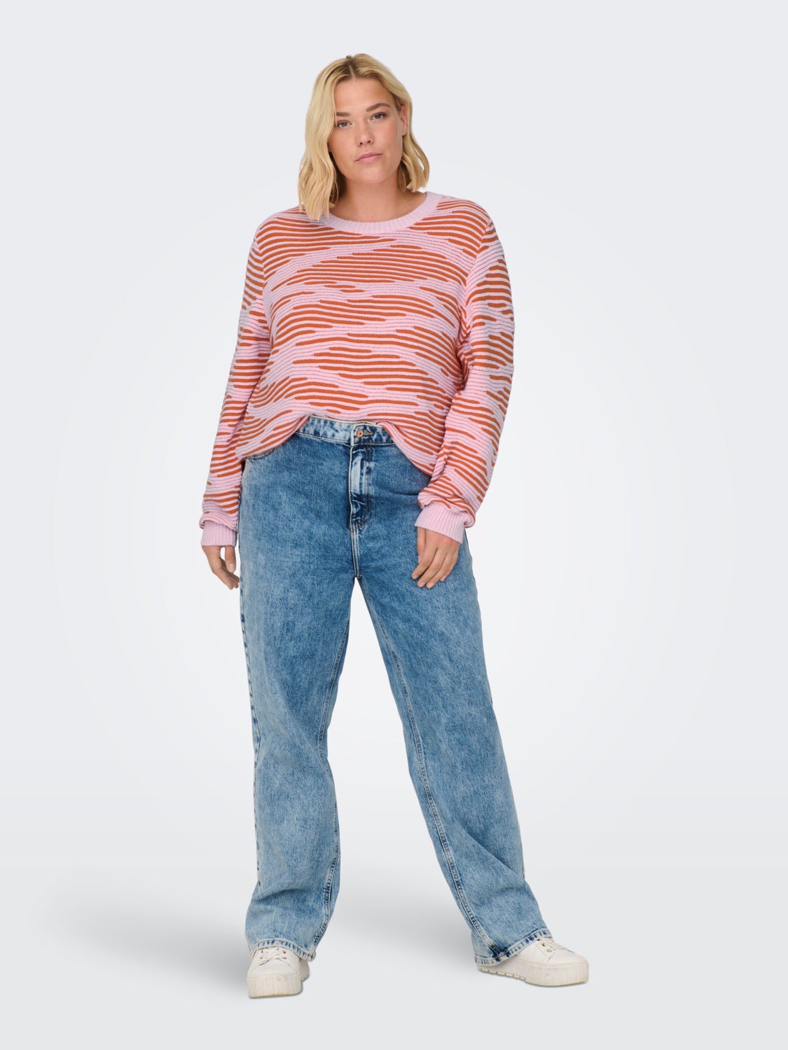 Curvy patterned knitted pullover