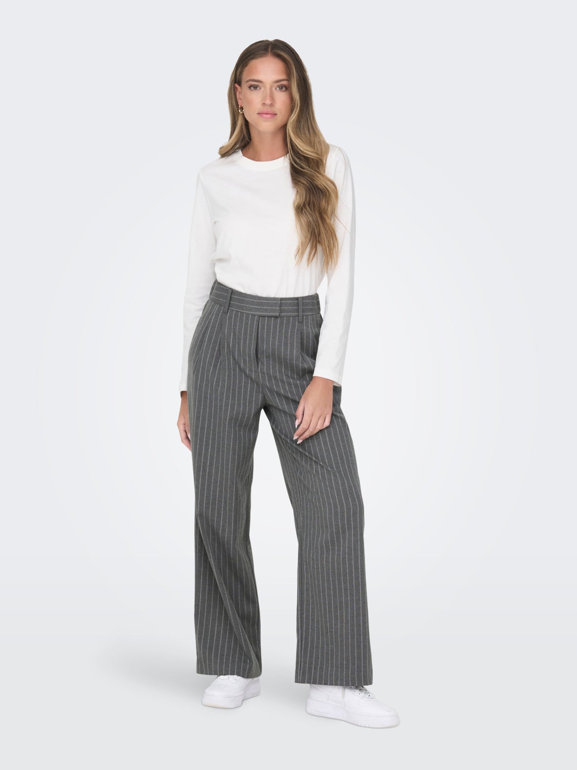 Wide trousers with stripes