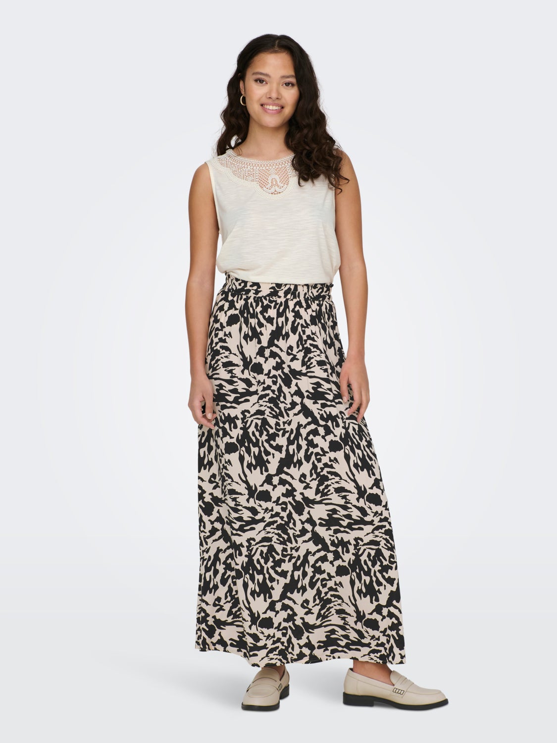 Sleeveless o-neck top with lace detail