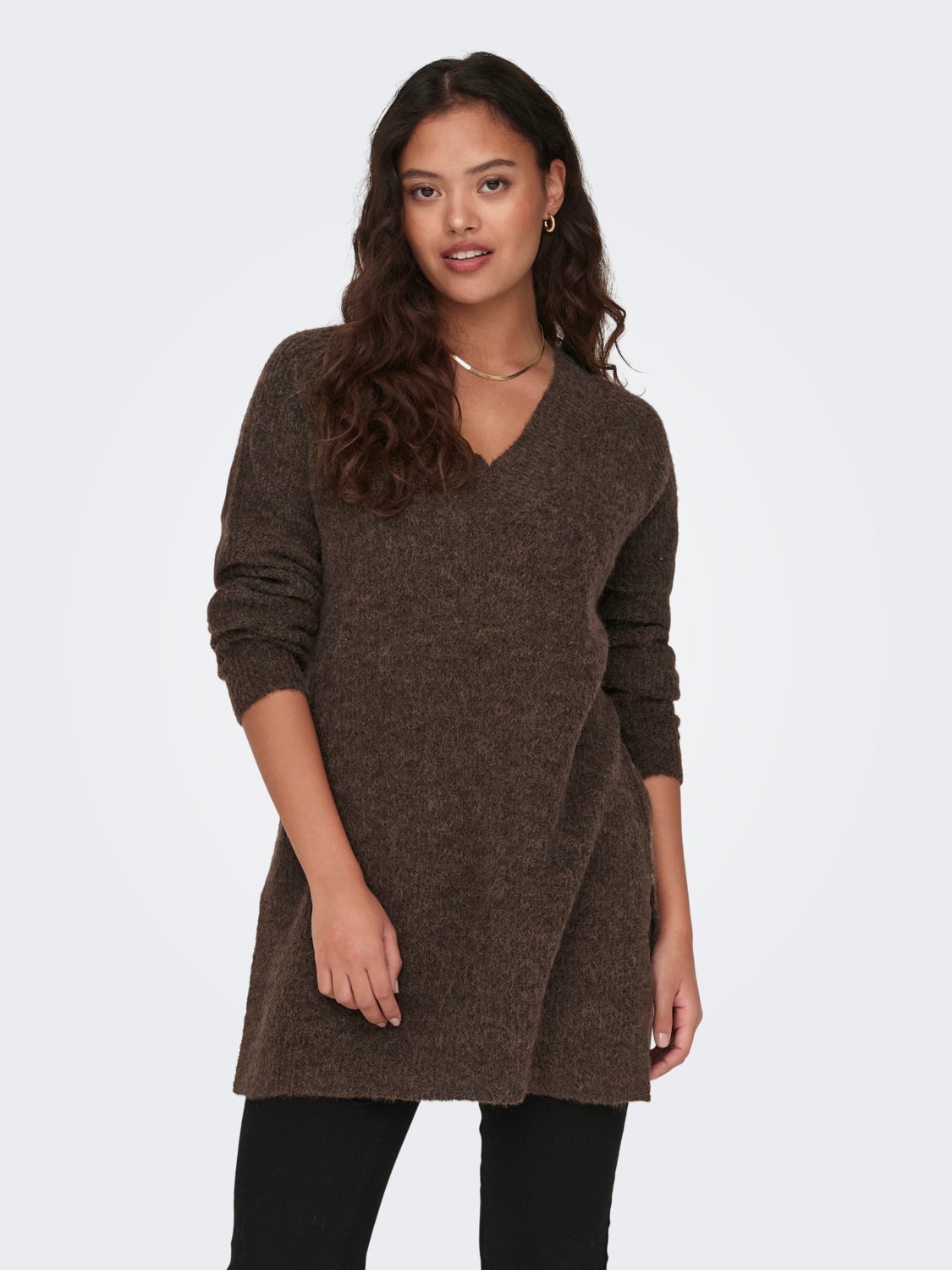 V-neck long knitted pullover