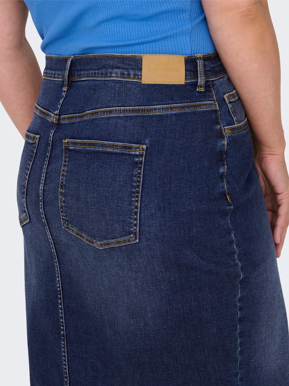 Curvy denim skirt