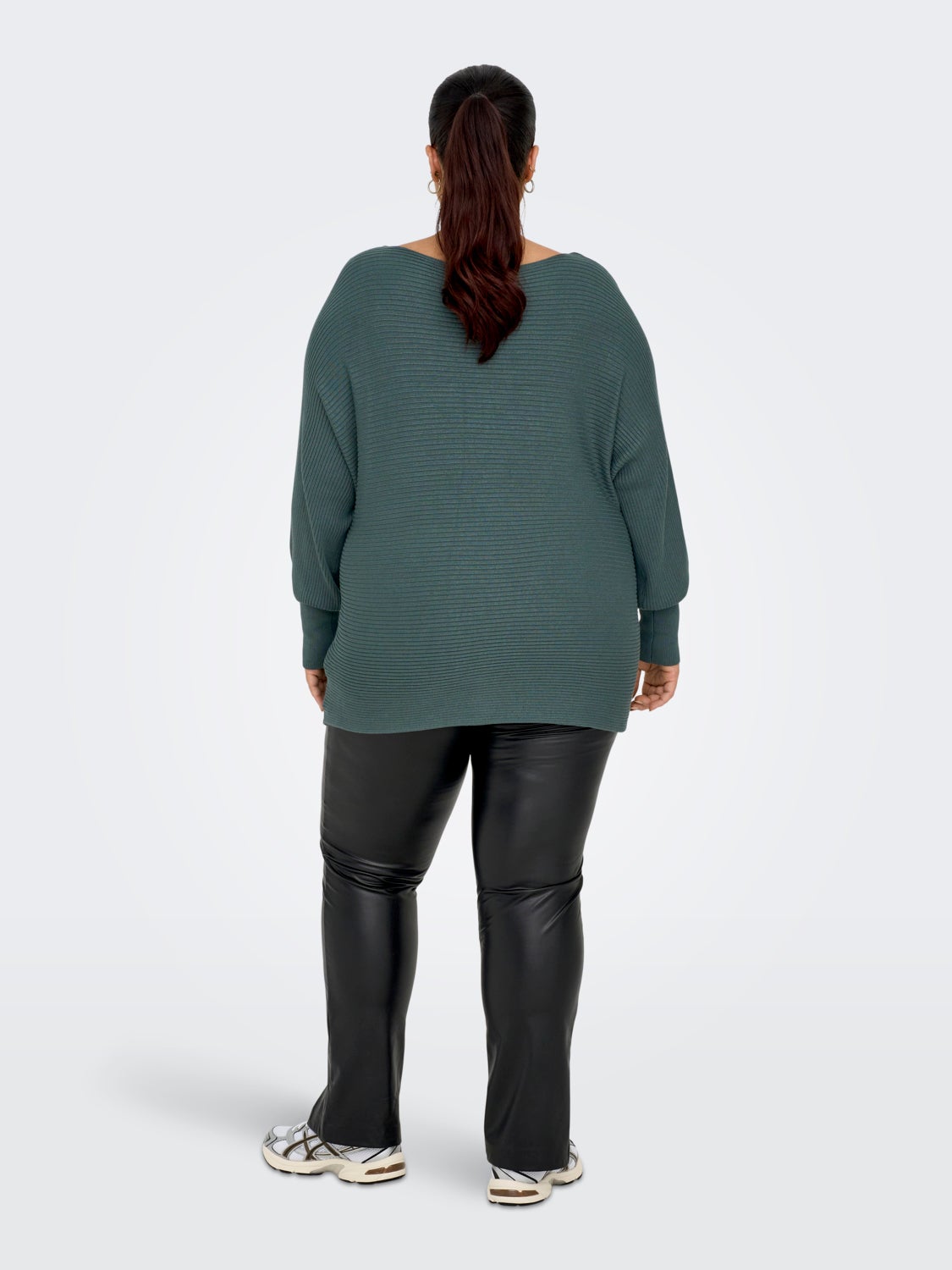 Curvy o-neck knitted pullover