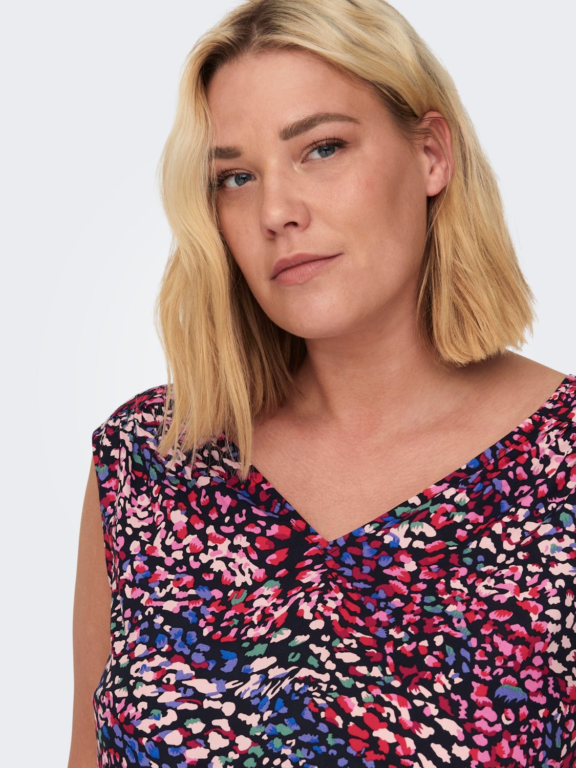 Curvy Sleeveless v-neck top