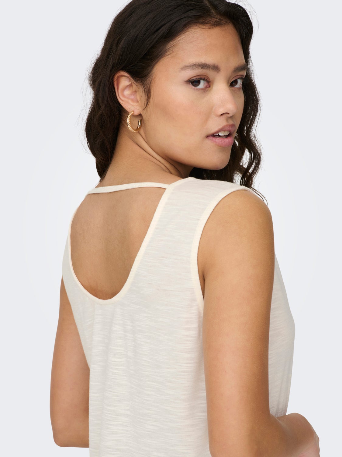Sleeveless o-neck top with lace detail