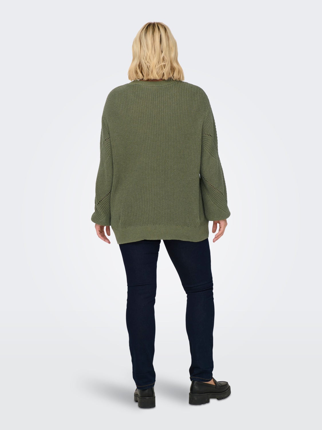 Curvy o-neck knitted pullover