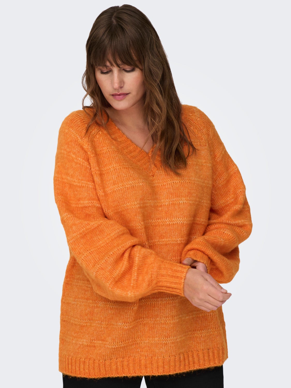 Curvy v-neck knitted pullover