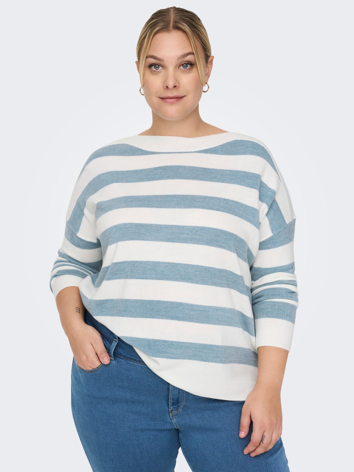 Curvy knitted pullover