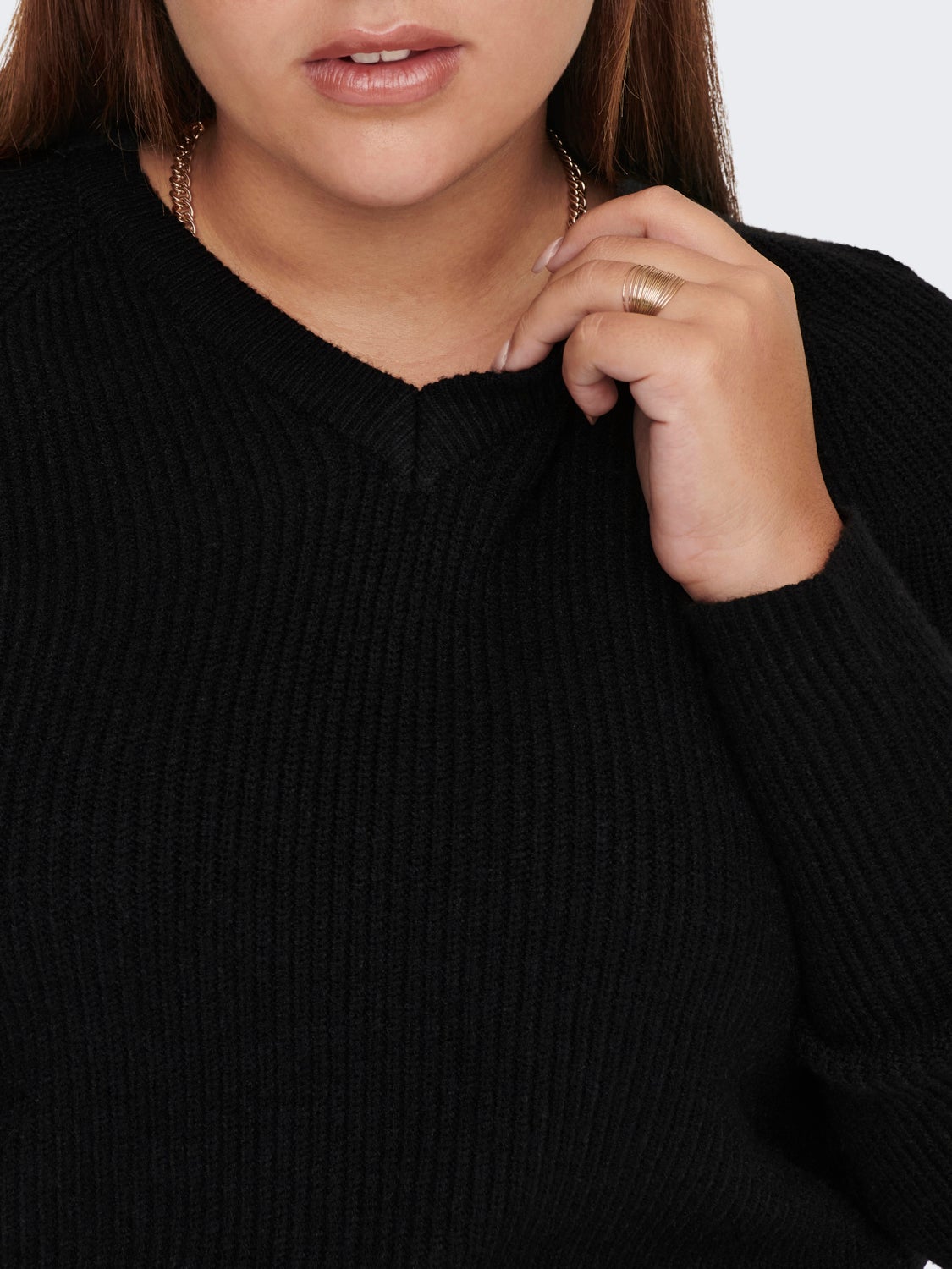 Curvy v-neck knitted pullover