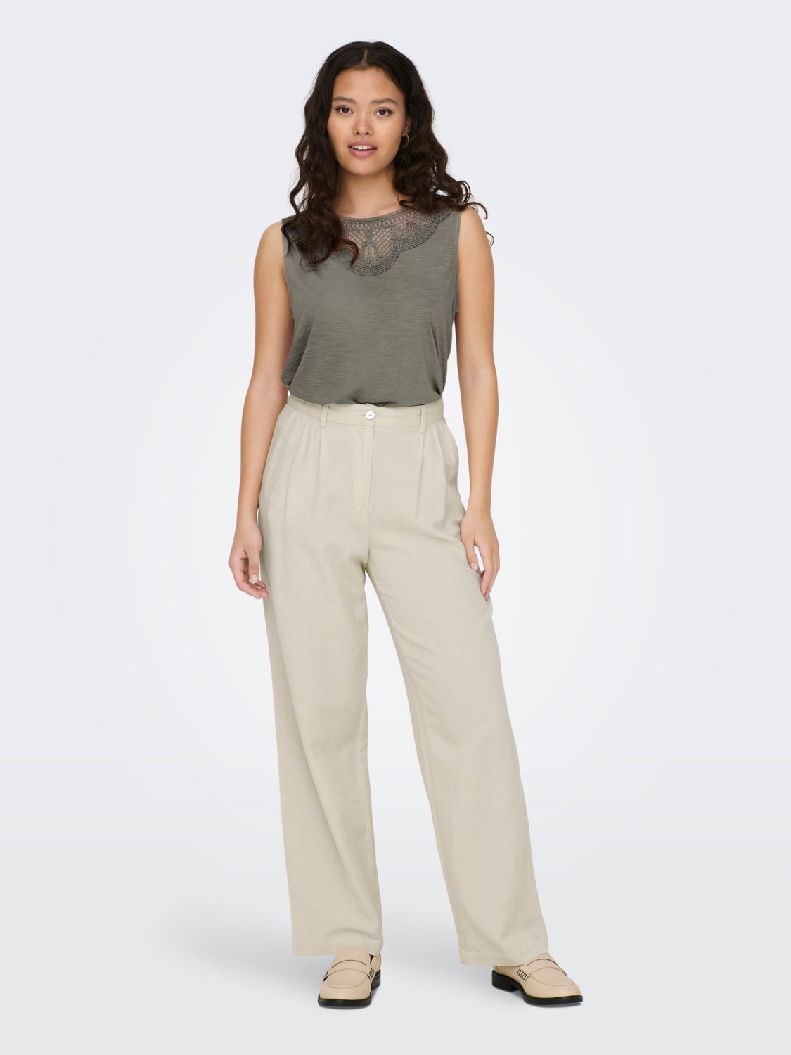 Sleeveless o-neck top with lace detail