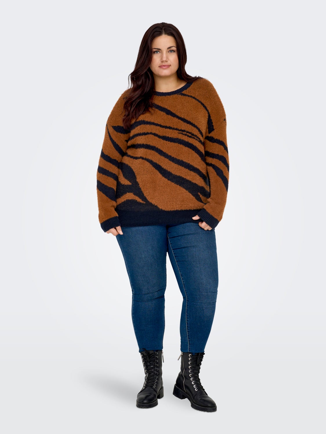Curvy o-neck knitted pullover