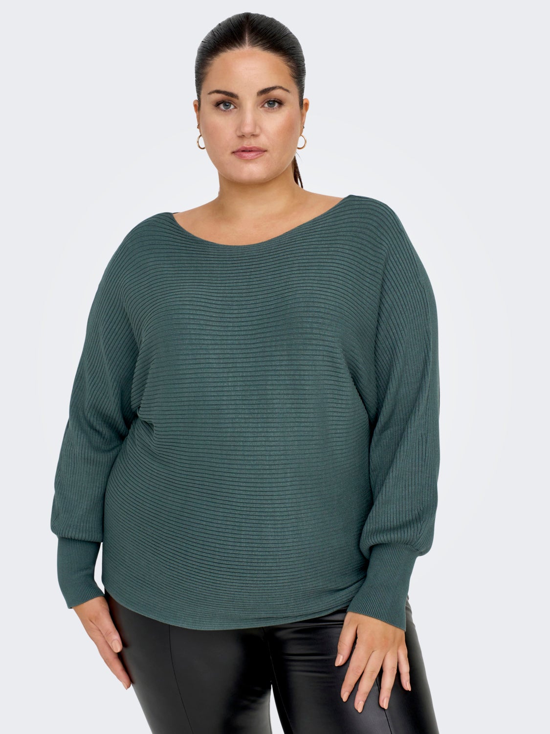 Curvy o-neck knitted pullover