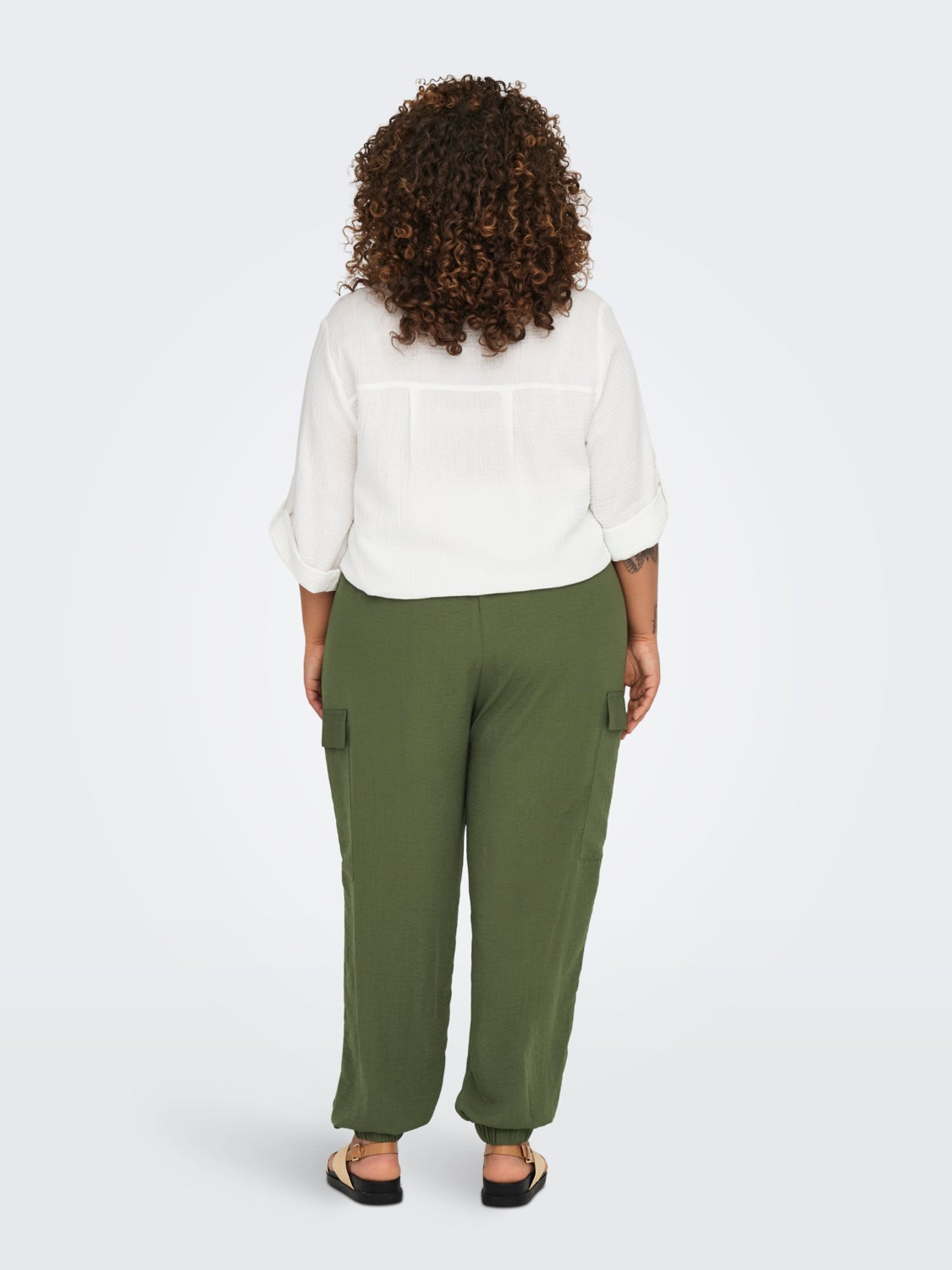 Curvy cargo trousers