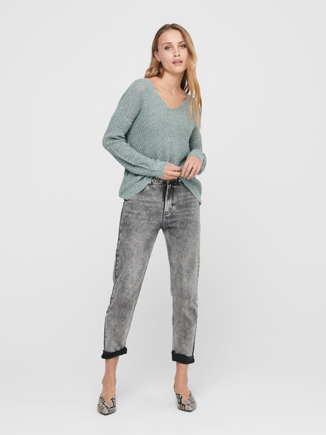 V-neck knitted pullover