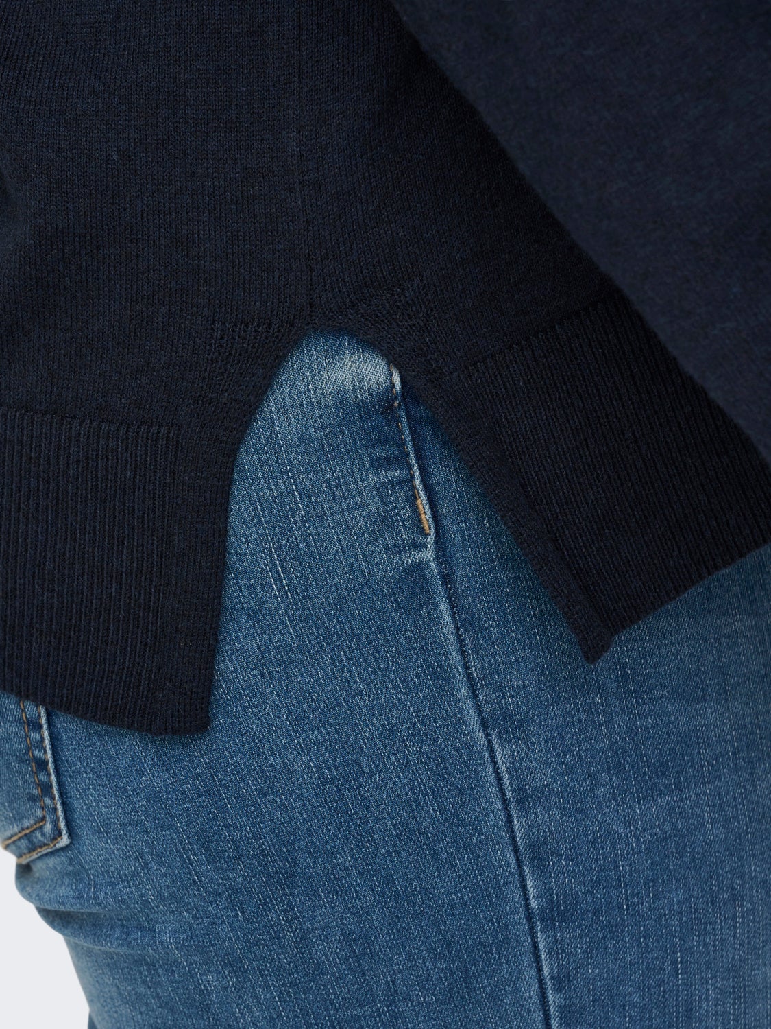 Curvy V-neck Knitted Pullover