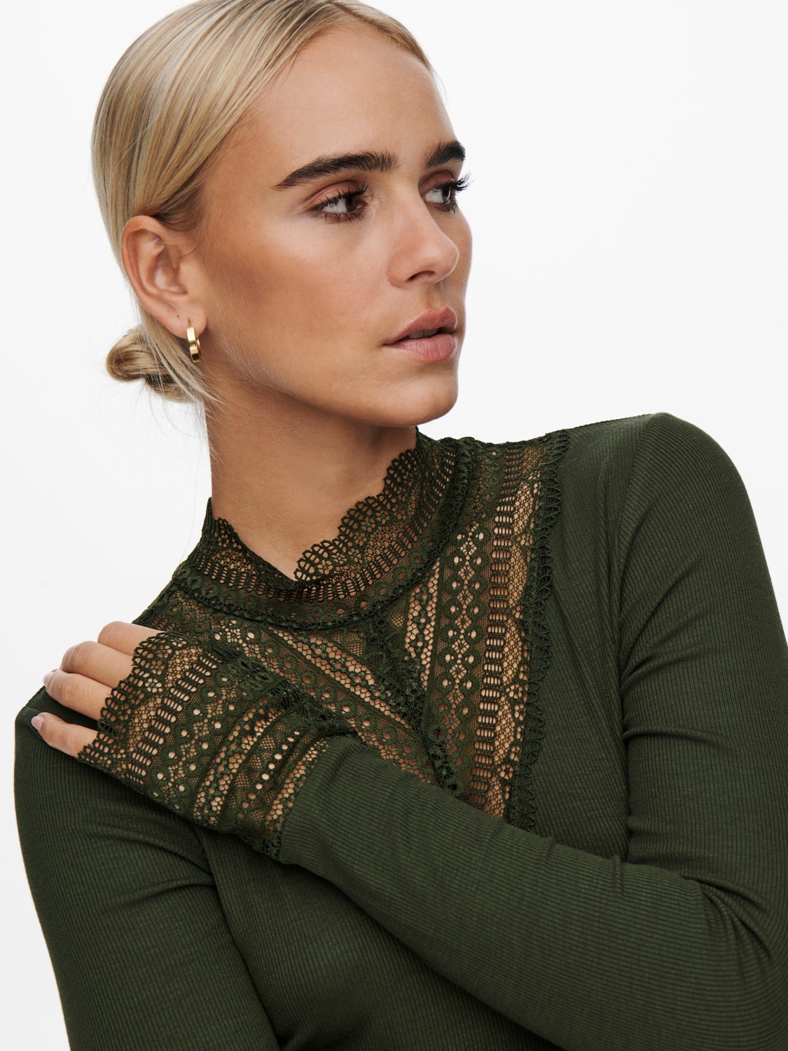 Long sleeved top with lace