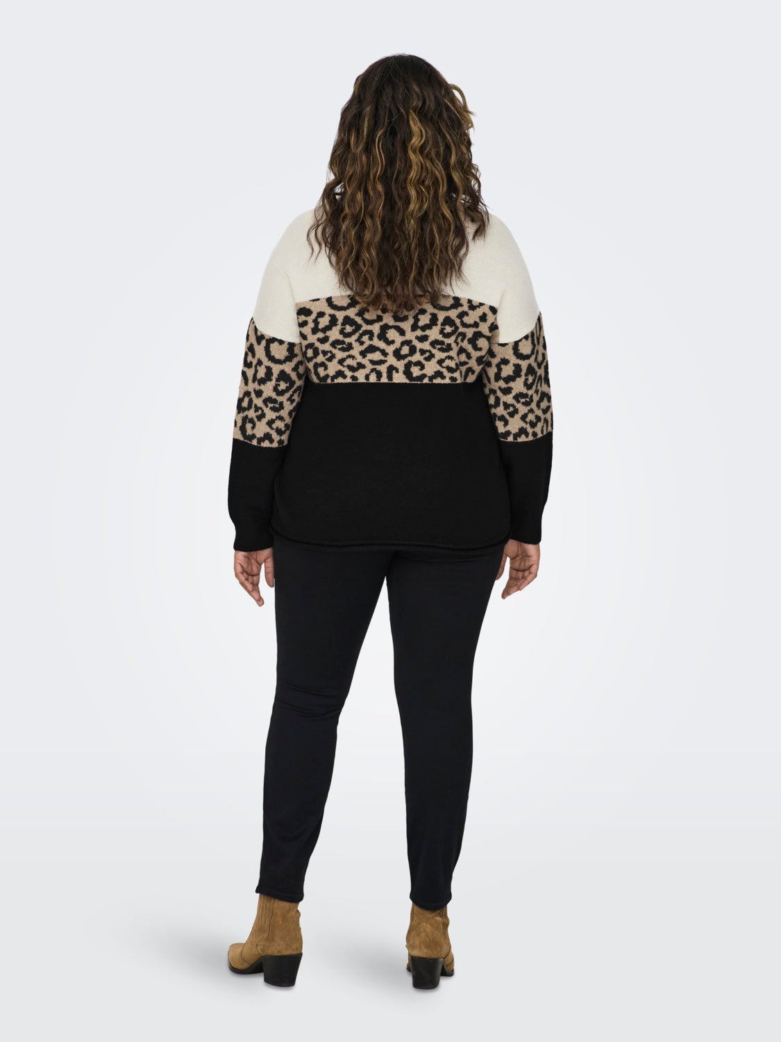 Curvy o-neck knitted pullover