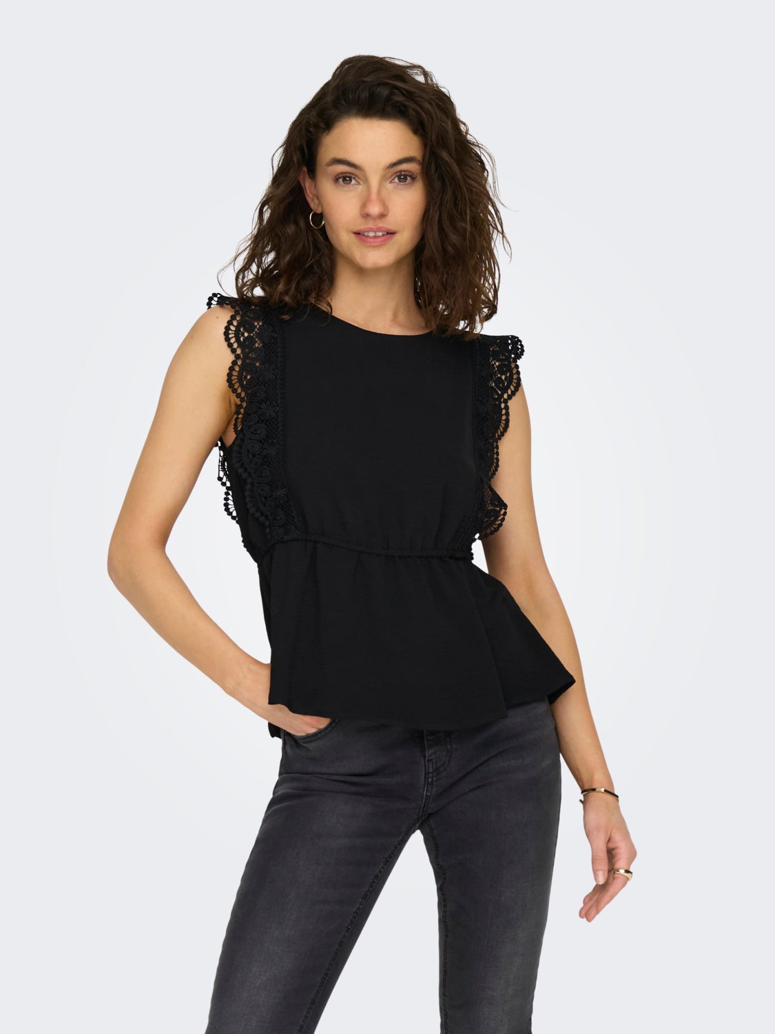 O-neck top with lace