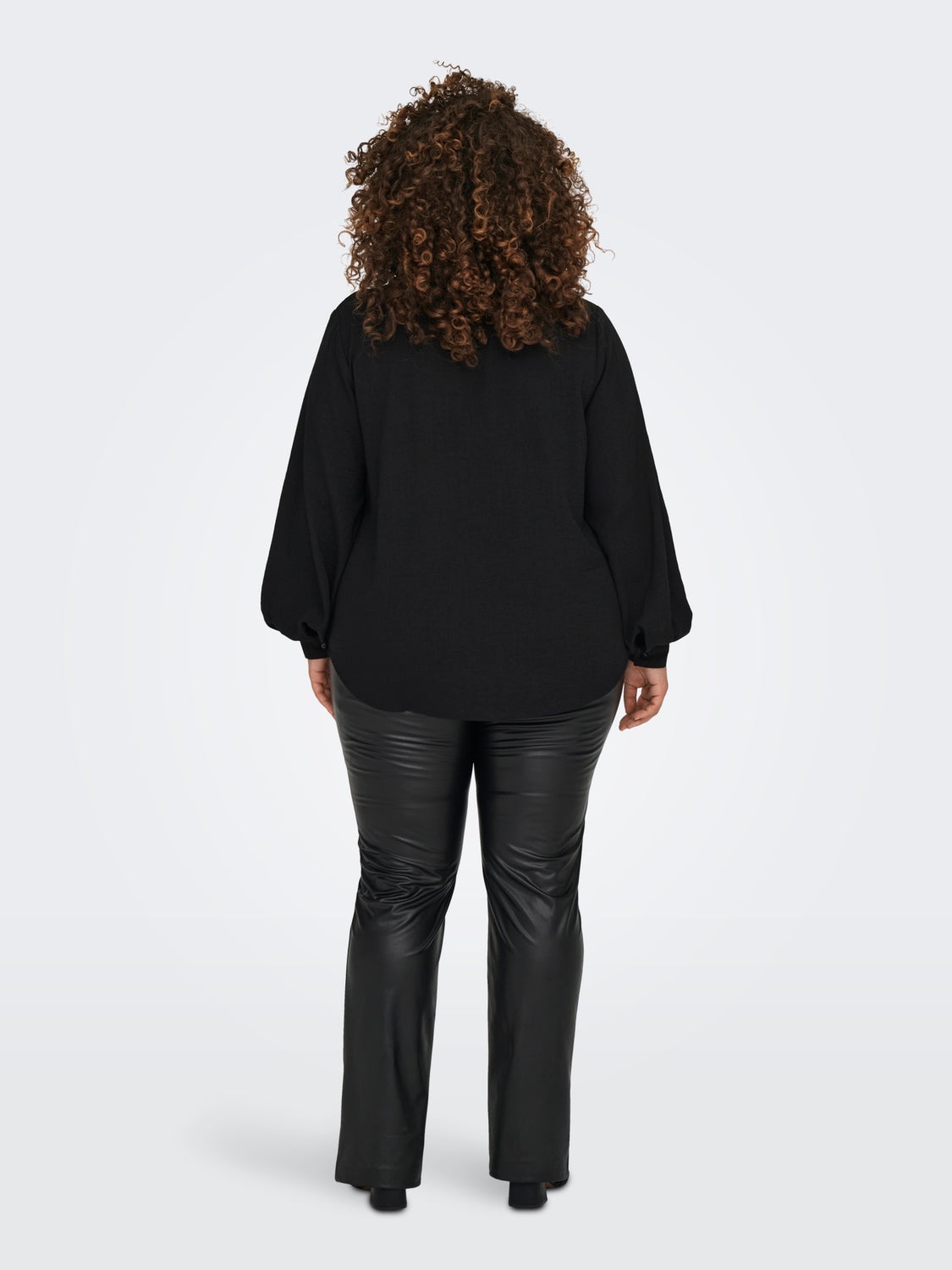 Curvy shirt with balloon sleeves