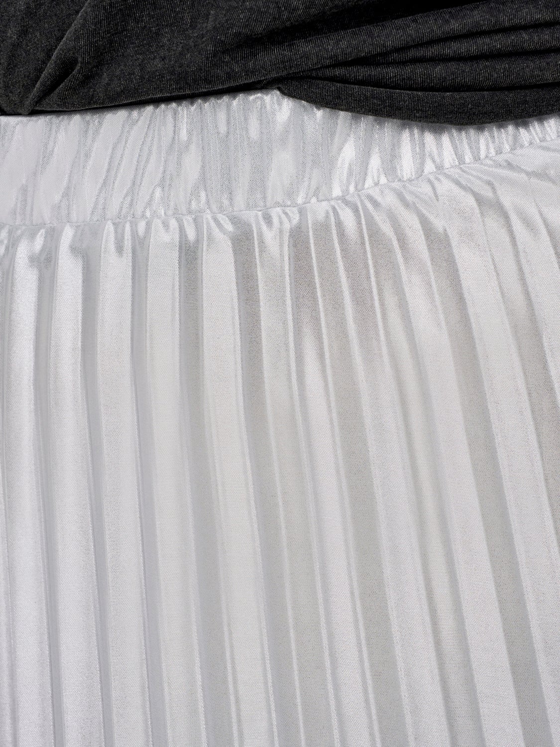 Curvy pleated midi skirt