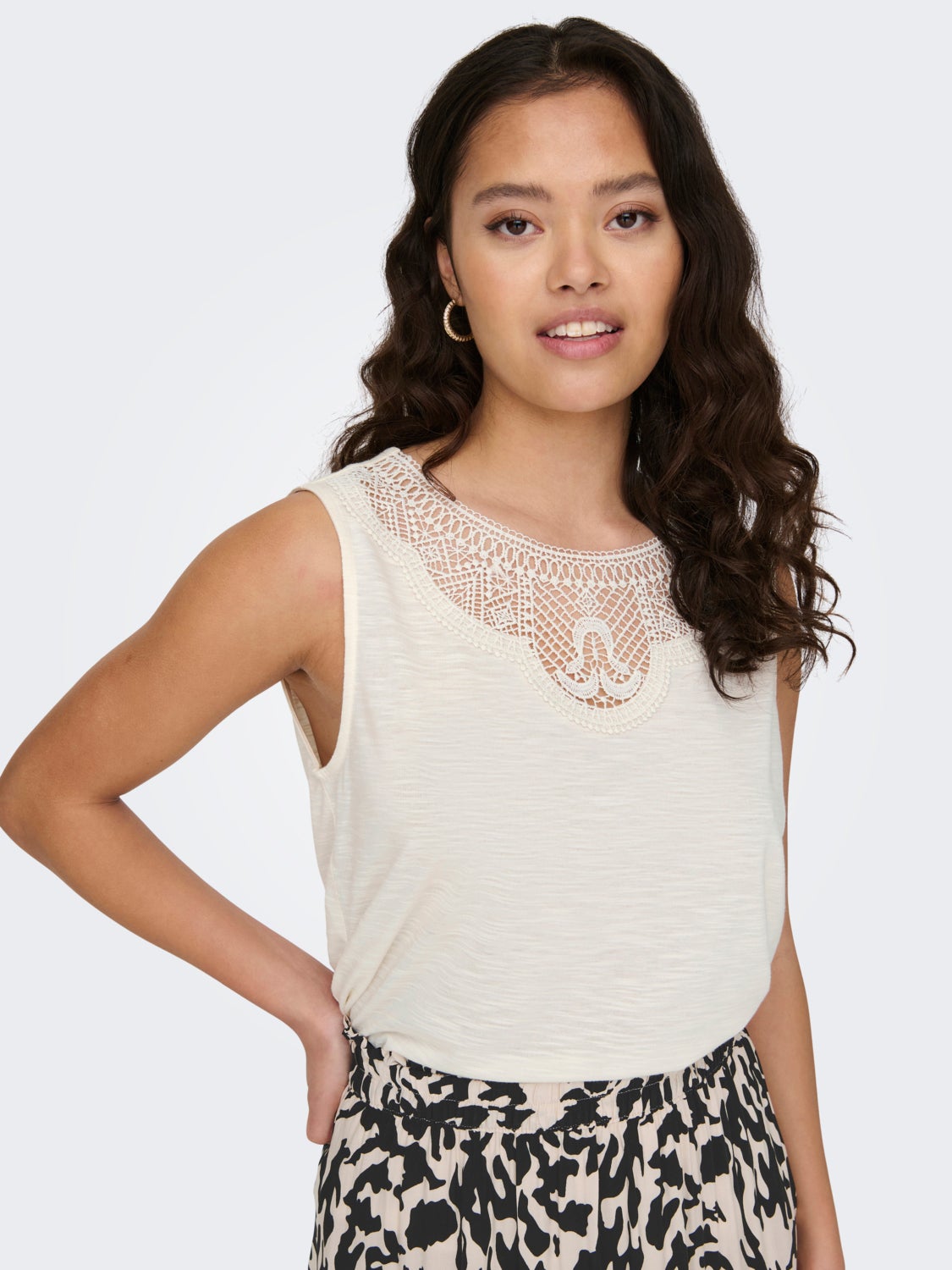 Sleeveless o-neck top with lace detail