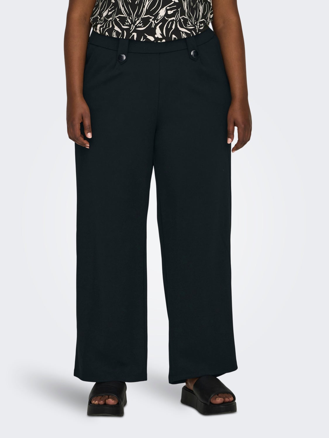 Curvy pull-up pants