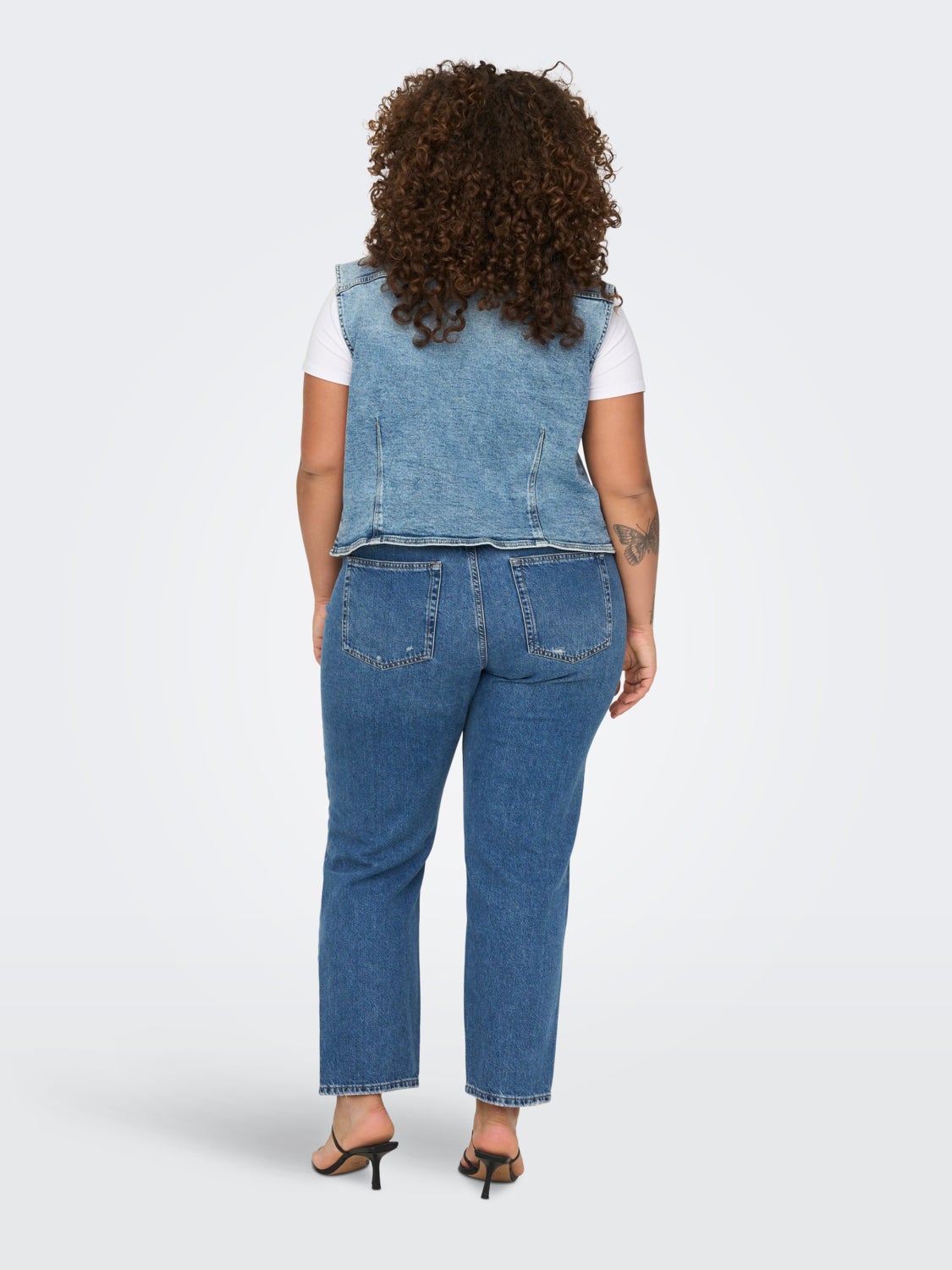 Curvy CARRobyn destroyed high waisted jeans