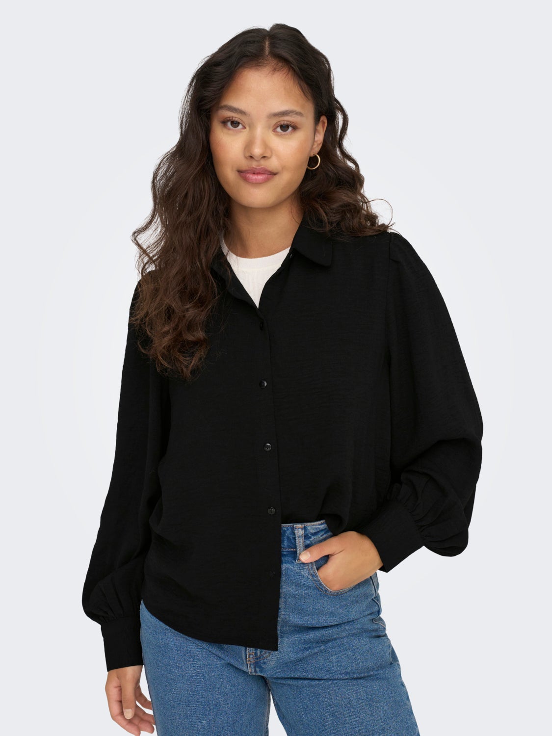 Shirt with volume sleeves