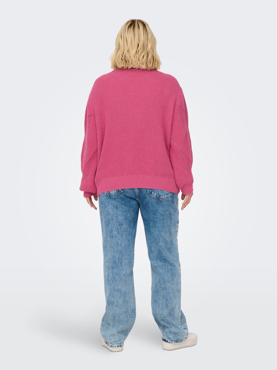 Curvy o-neck knitted pullover