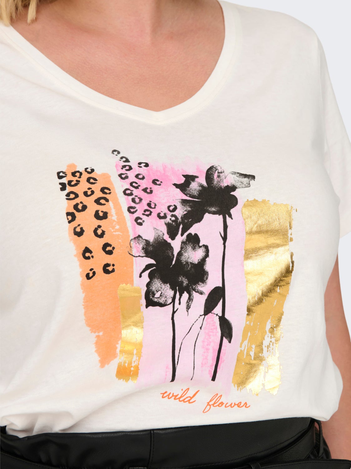 Curvy v-neck t-shirt