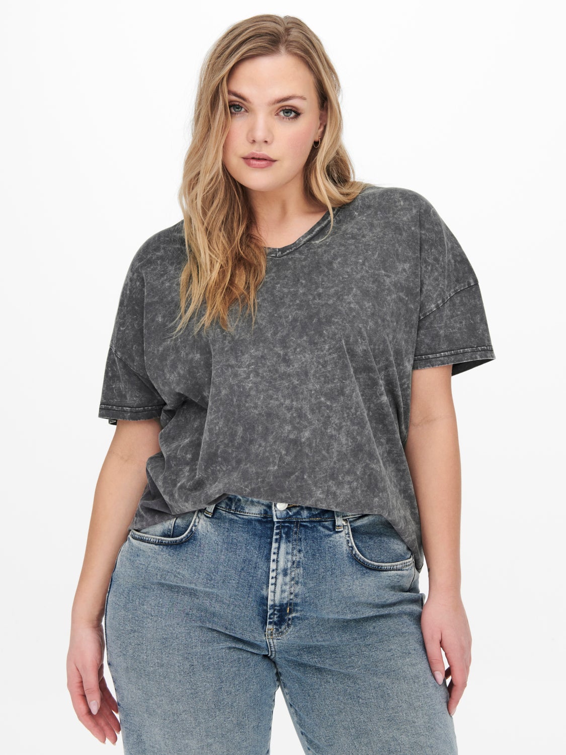 Curvy v-neck T-shirt
