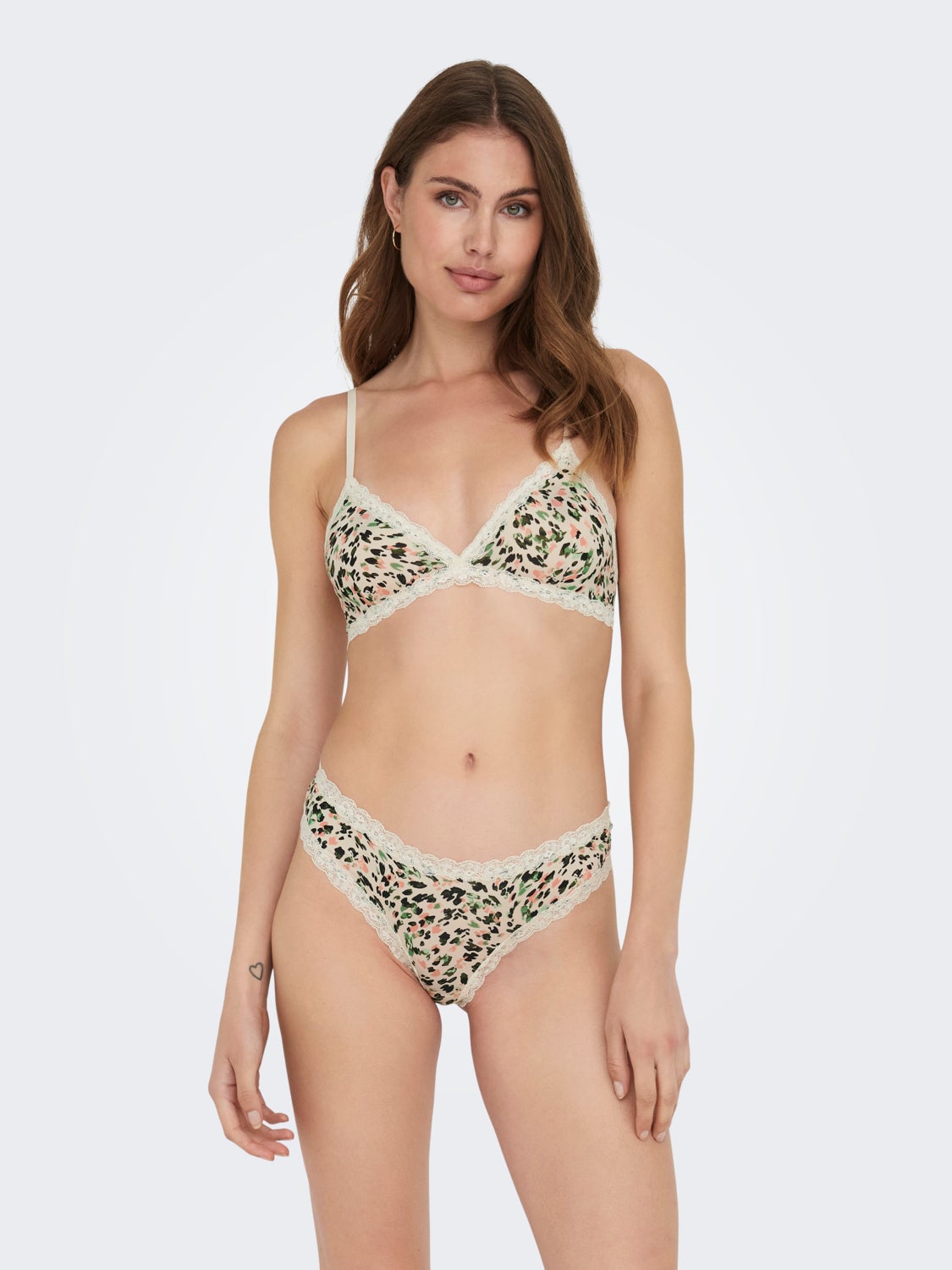 Briefs with lace edge