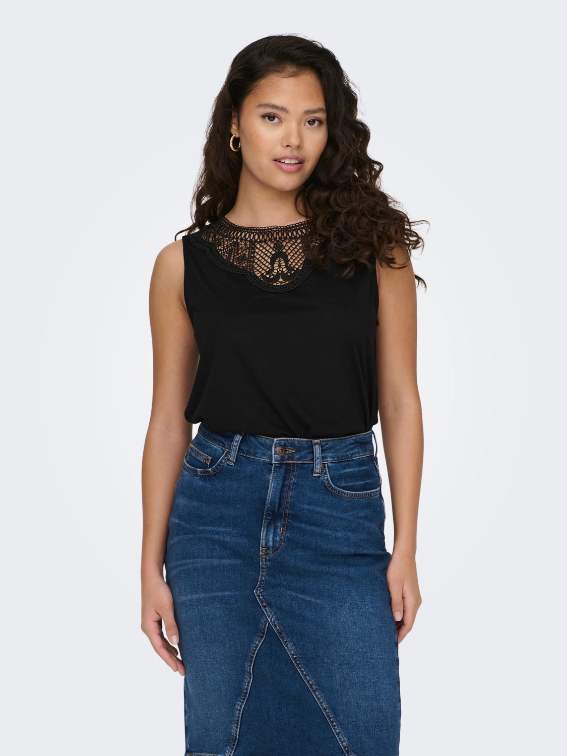 Sleeveless o-neck top with lace detail