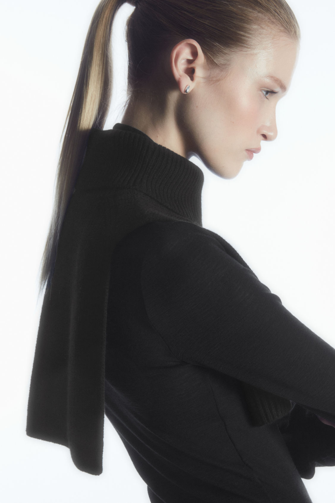 OPEN-SIDE CASHMERE-BLEND ROLL-NECK VEST