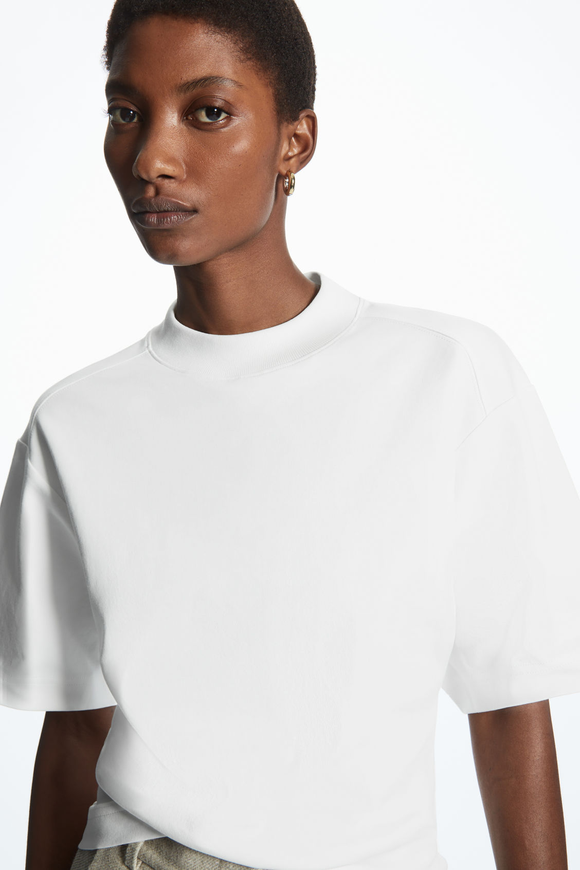 WAISTED MOCK-NECK T-SHIRT