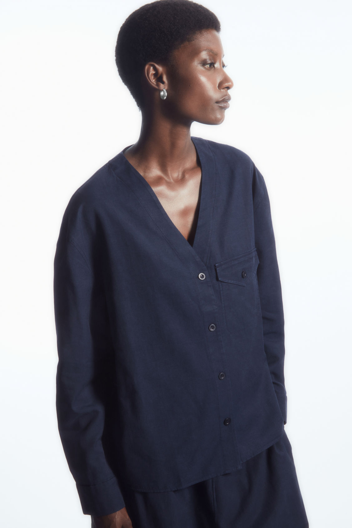 LIGHTWEIGHT V-NECK BLOUSE