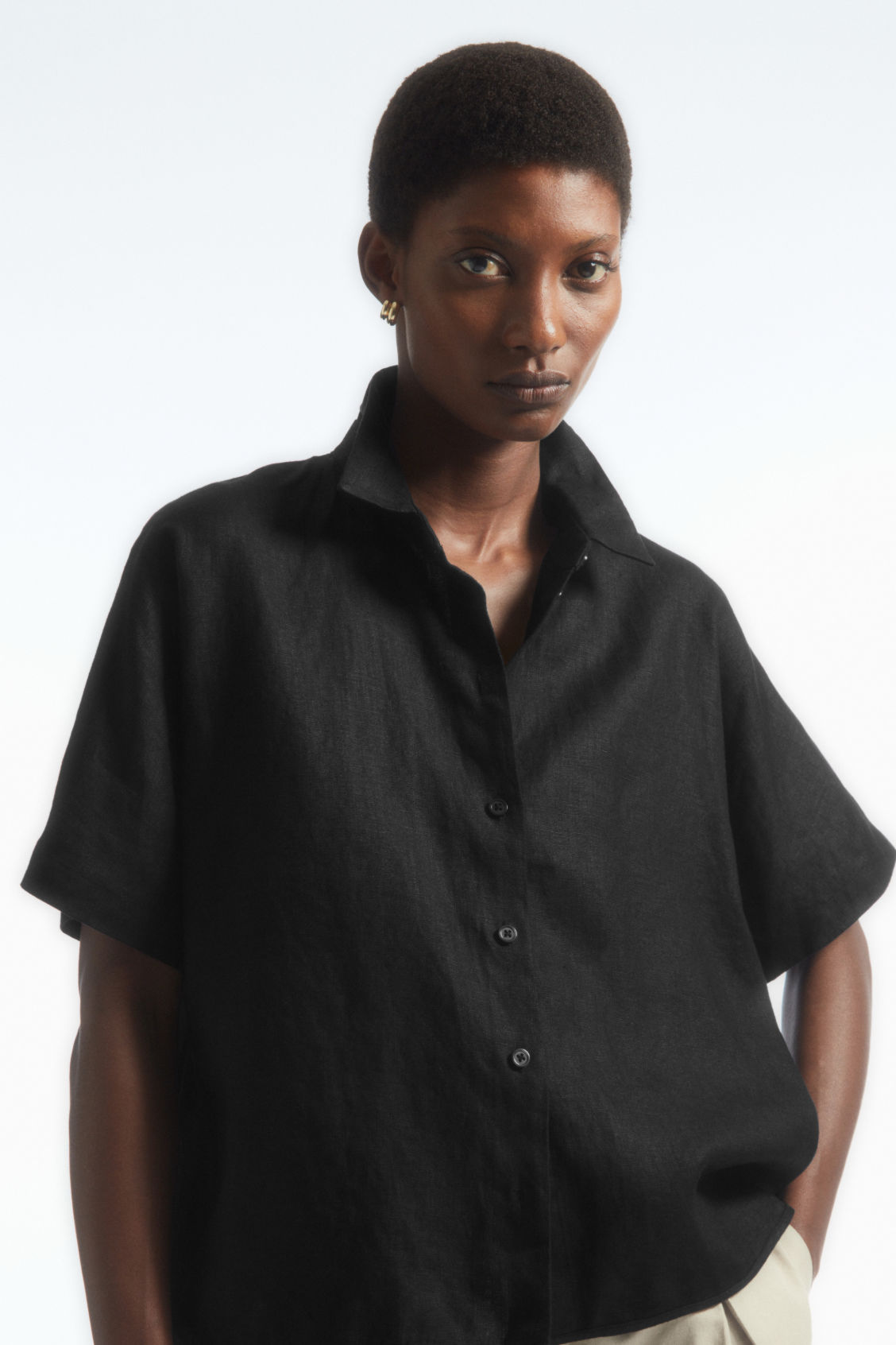 SHORT-SLEEVED LINEN SHIRT