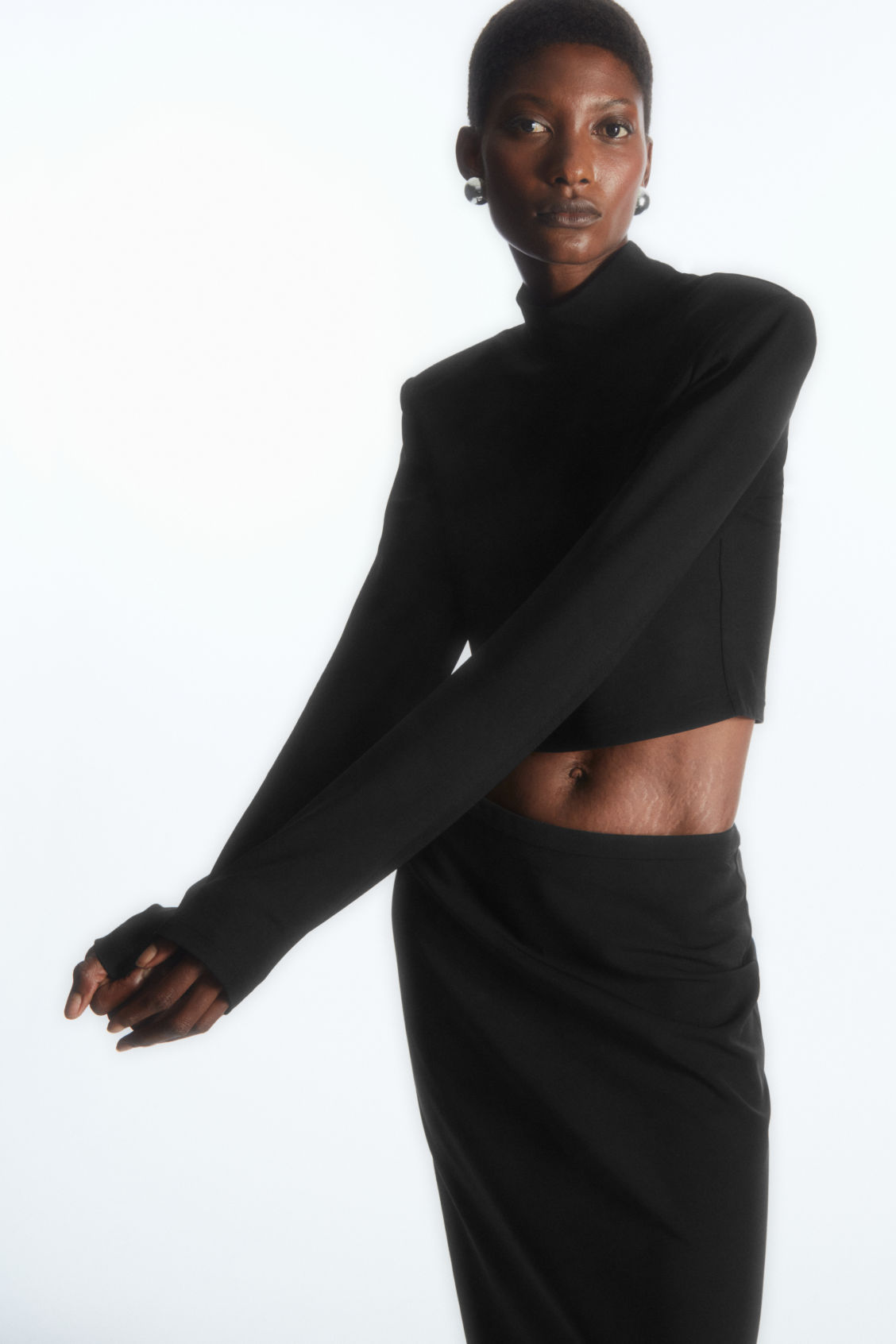 POWER-SHOULDER CROPPED TOP