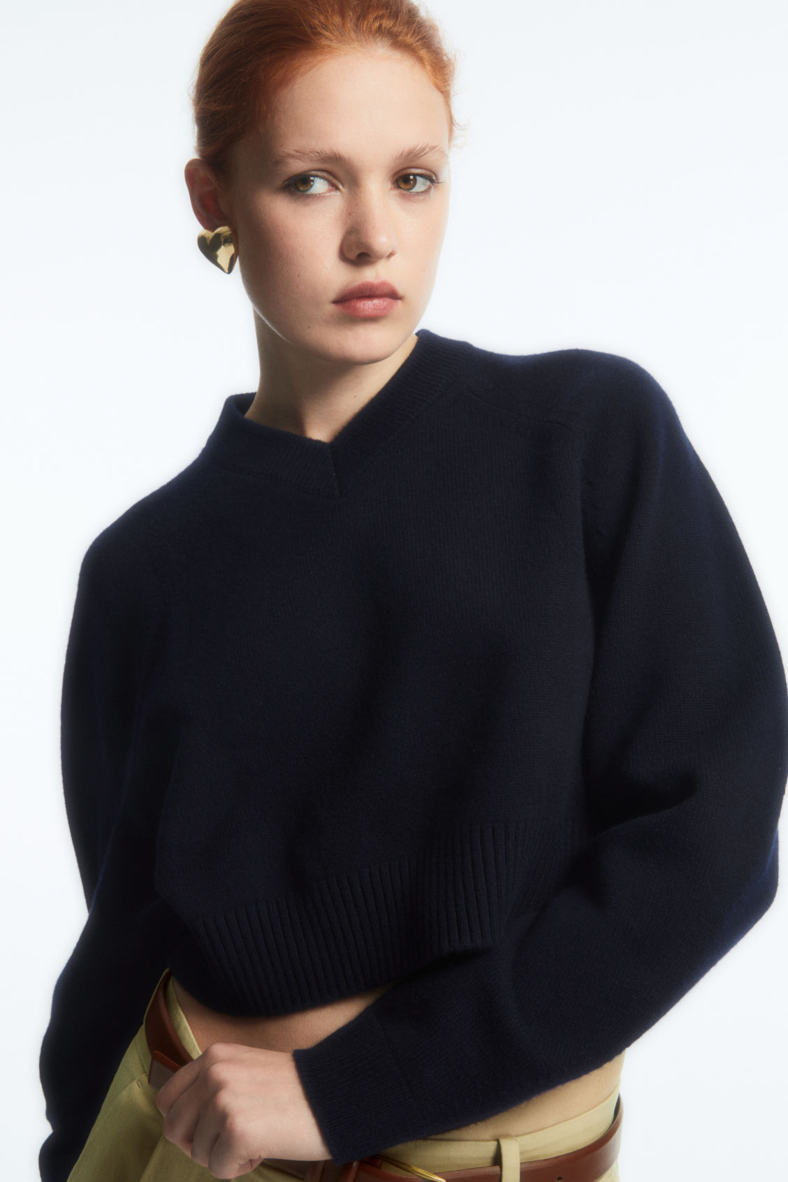 CROPPED V-NECK WOOL JUMPER