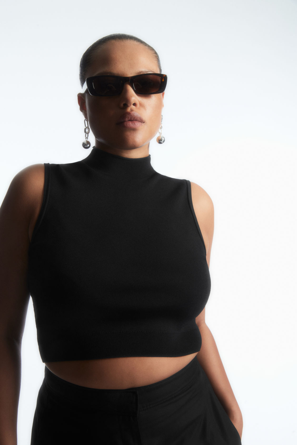 CROPPED KNITTED SLEEVELESS TOP