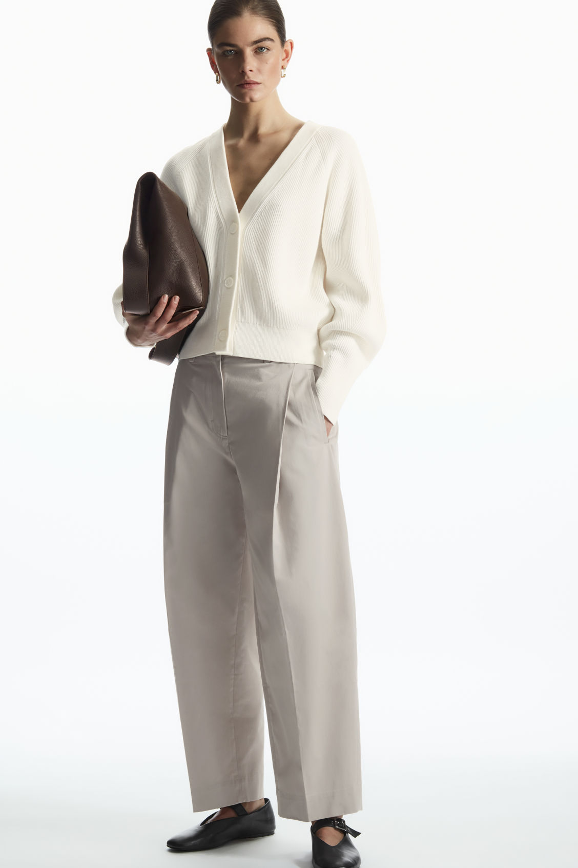 PLEATED BARREL-LEG CHINOS