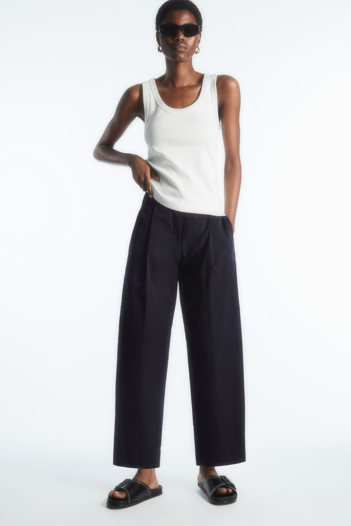 PLEATED BARREL-LEG TWILL CHINOS