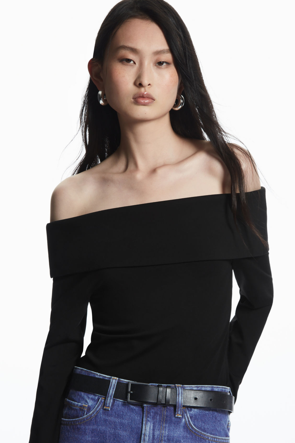 OFF-THE-SHOULDER LONG-SLEEVED TOP