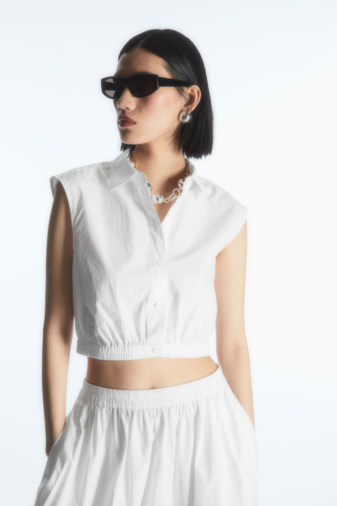 CROPPED SLEEVELESS SHIRT