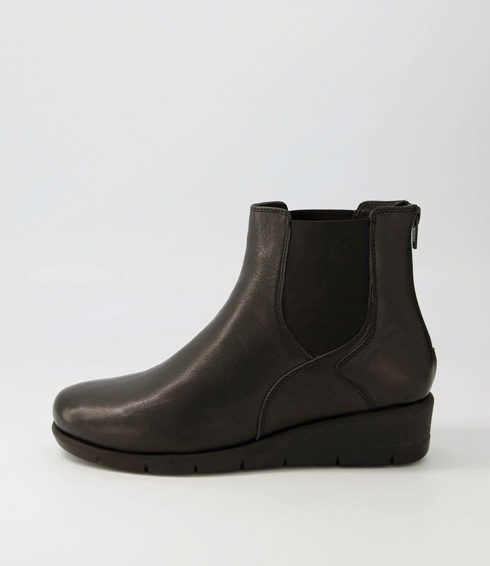 Mollis Black Leather Elastic Chelsea Boots