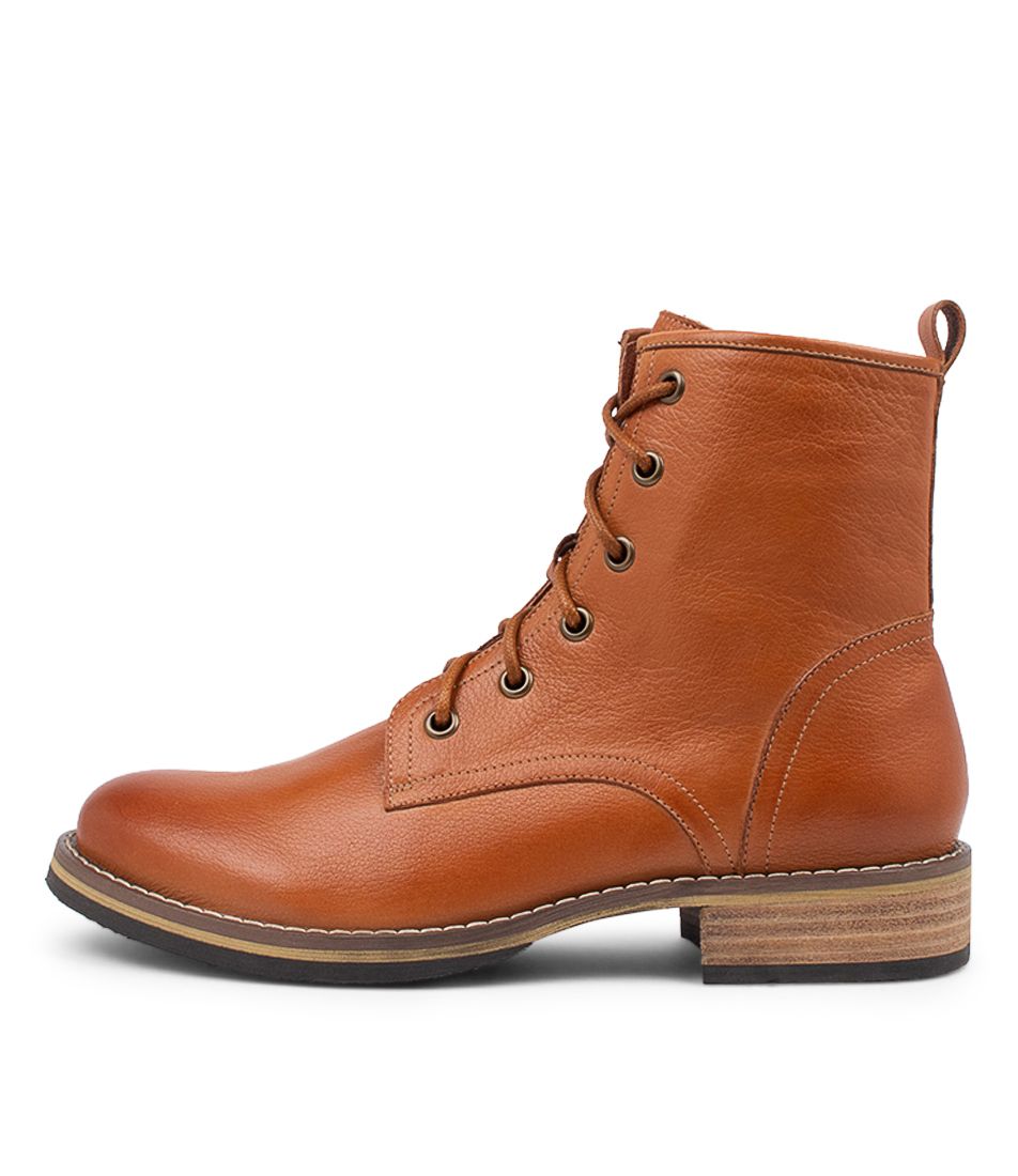 Unnax Tan Leather Lace Up Boots