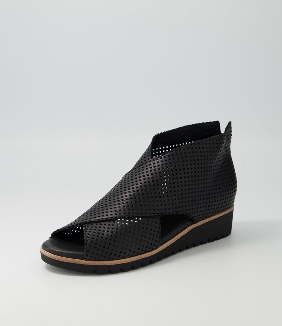 Gwisse Black Leather Sandals BS