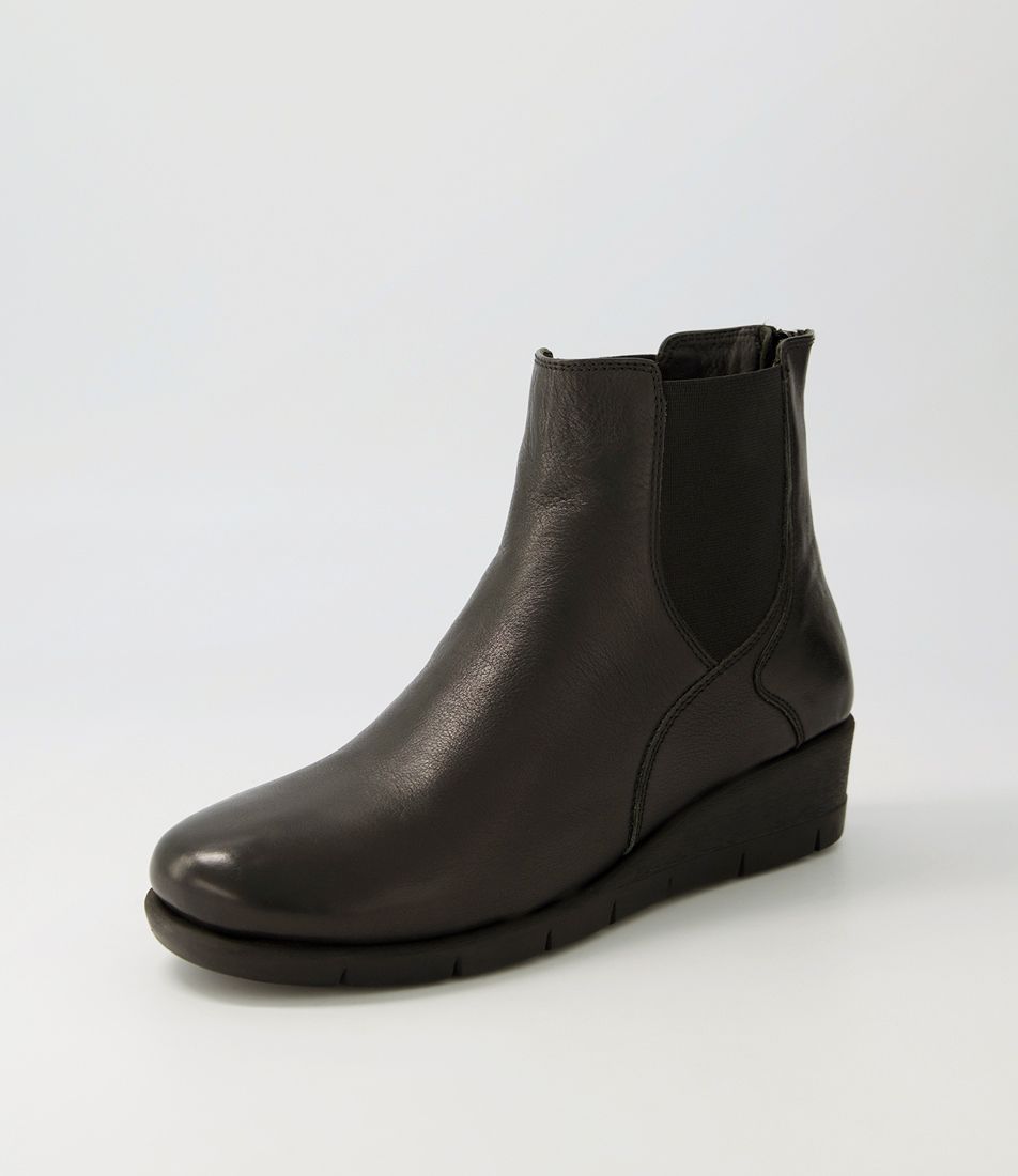 Mollis Black Leather Elastic Chelsea Boots