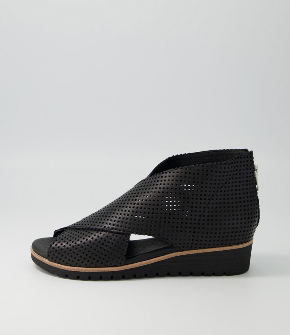 Gwisse Black Leather Sandals BS