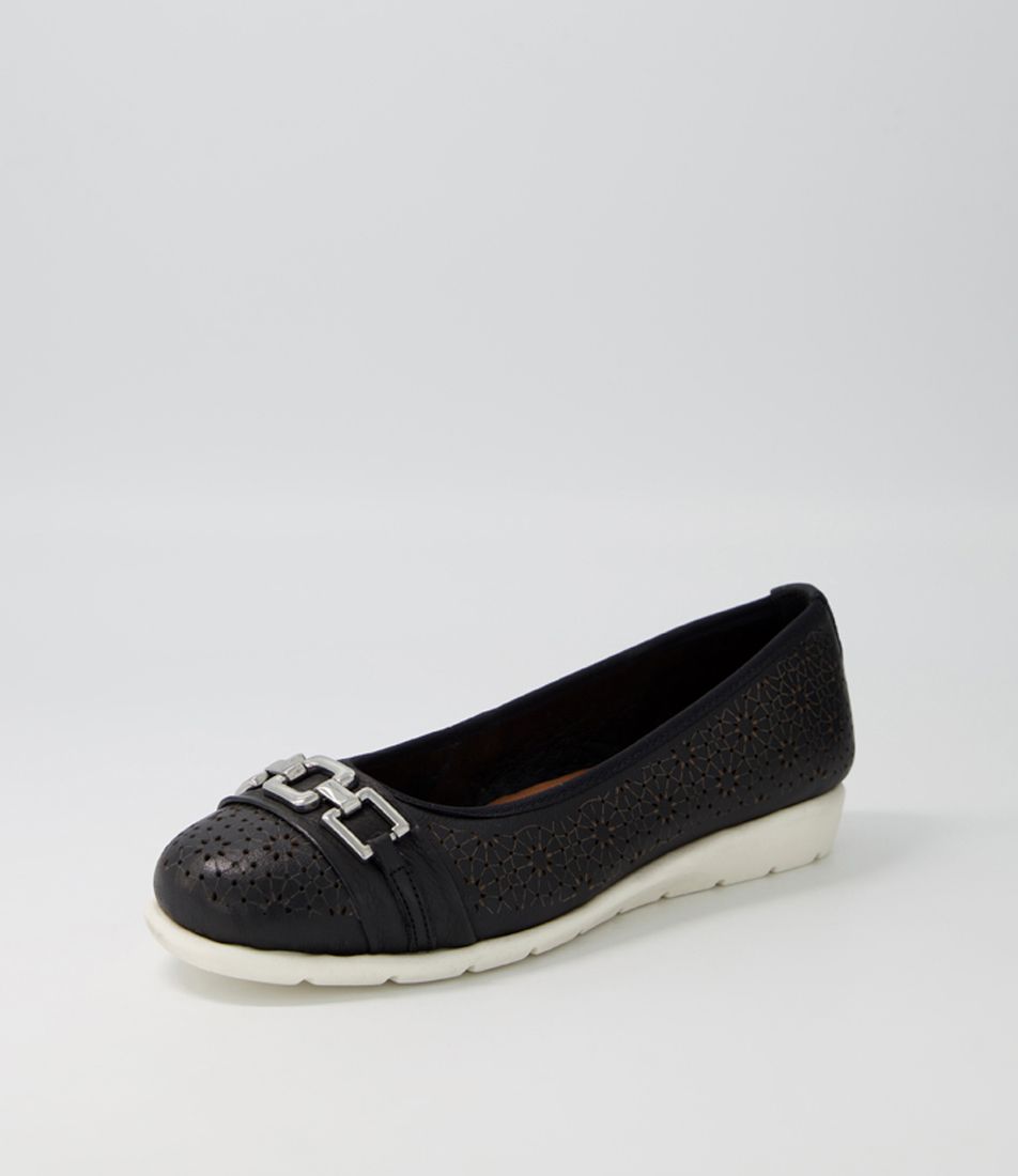 Momna Black Leather Ballet Flats