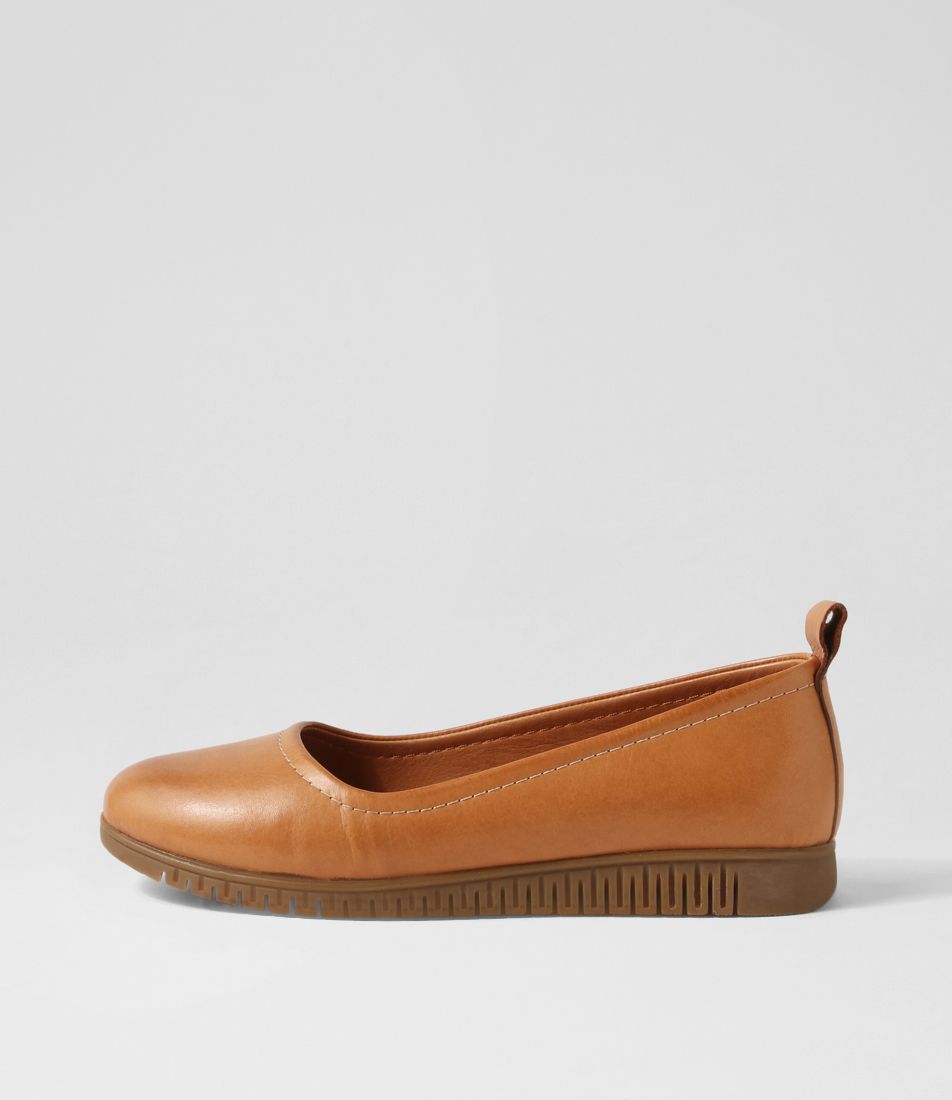 Jikka Tan Leather Flat Shoes